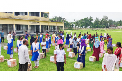 শুভেচ্ছা উপহার নিয়ে বর্তমান শিক্ষার্থীদের পাশে সাবেকরা 