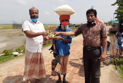 করোনায় গরীবের কল্যাণে পুরো বেতন ব্যয় করছেন কলেজ প্রভাষক