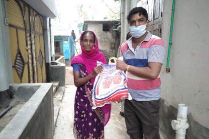 নাটোরে কর্মহীন মানুষের মাঝে ঈদ উপহার 