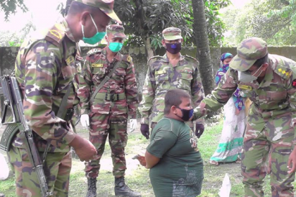 ৪ শতাধিক প্রতিবন্ধী ও অসহায়কে সেনাবাহিনীর ঈদ উপহার প্রদান