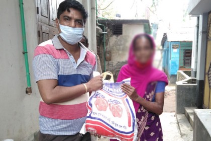 নাটোরে দুই শতাধিক কর্মহীন মানুষের মাঝে ঈদ উপহার 