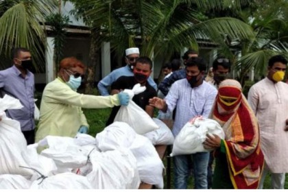 বগুড়ায় কর্মহীনদের মাঝে ত্রাণ বিতরণ