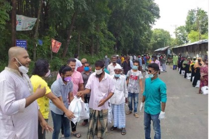 আ জ ম নাছিরের ঈদ উপহার পেল ৩০০ পরিবার