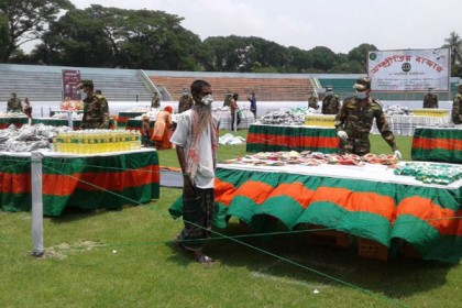 ফরিদপুরে সেনাবাহিনীর বাজারে সহায়তা পেল ৫শ পরিবার