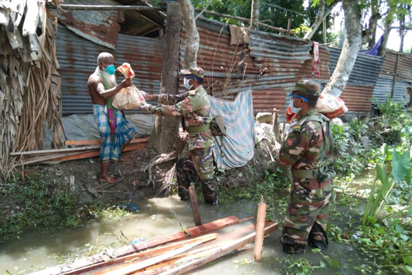 বরিশালে আম্ফানে ক্ষতিগ্রস্তদের সহায়তা প্রদান


