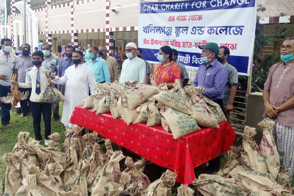 প্রাক্তন ছাত্র হিসেবে কুড়িগ্রামে ৫শ শিক্ষার্থীকে ঈদ উপহার এসপির