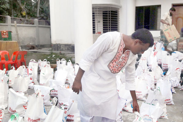 নড়াইলে বাড়ি বাড়ি ঈদ সামগ্রী পৌঁছে দিচ্ছেন যুবলীগ নেতা