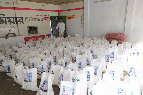 নরসিংদীতে অসহায় মানুষের মাঝে ঈদ সামগ্রী বিতরণ