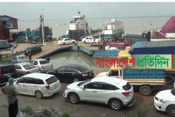 শেষ মুহূর্তে বাড়ি ফেরার চেষ্টা, যাত্রী-যানবাহনের চাপ বেড়েছে পাটুরিয়ায়