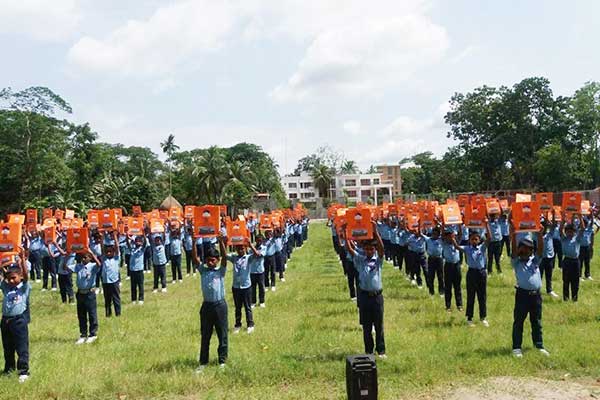 লাকসামে পাঁচ শতাধিক শিক্ষার্থীকে ঈদ পোশাক উপহার