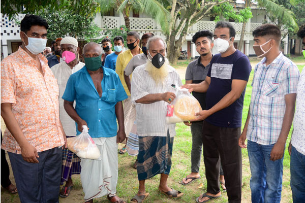 বগুড়ায় শেষ মুহুর্তে ঈদ সামগ্রী 
পেয়ে আনন্দিত হলো বাস শ্রমিকরা 