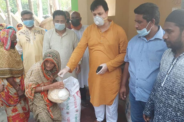 বাড়ি বাড়ি গিয়ে এমপি মোশারফের সহায়তা