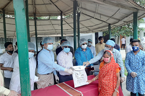 প্রধানমন্ত্রীর পাঠানো ঈদ উপহার বিতরণ করলেন গৃহায়ণ ও গণপূর্ত প্রতিমন্ত্রী 