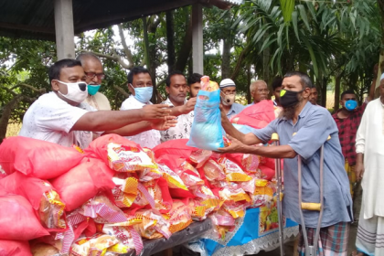 হাতীবান্ধায় কর্মহীনদের মাঝে ঈদ সামগ্রী বিতরণ

