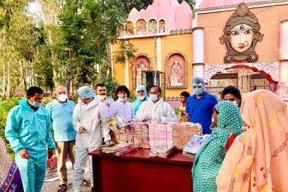 মন্দির-আশ্রমের উদ্যোগে ৫ শতাধিক নারীকে ঈদের শাড়ি উপহার