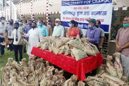 প্রাক্তন ছাত্র হিসেবে কুড়িগ্রামে ৫শ শিক্ষার্থীকে ঈদ উপহার এসপির