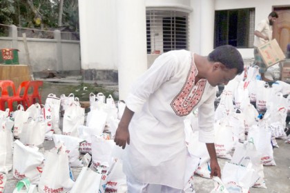 নড়াইলে বাড়ি বাড়ি ঈদ সামগ্রী পৌঁছে দিচ্ছেন যুবলীগ নেতা