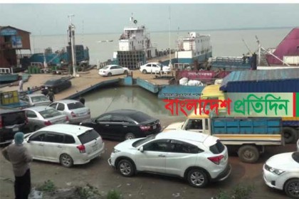 শেষ মুহূর্তে বাড়ি ফেরার চেষ্টা, যাত্রী-যানবাহনের চাপ বেড়েছে পাটুরিয়ায়