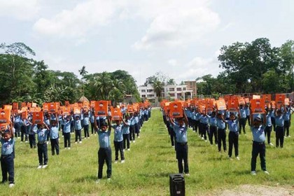 লাকসামে পাঁচ শতাধিক শিক্ষার্থীকে ঈদ পোশাক উপহার