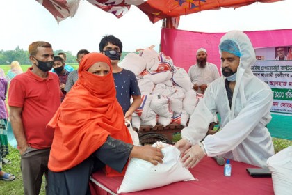 নরসিংদীতে ১২শ কর্মহীন পরিবারে ঈদ সামগ্রী বিতরণ