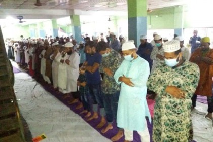 সৌদি আরবের সাথে মিল রেখে দিনাজপুরে
কয়েক উপজেলায় ঈদের নামাজ 