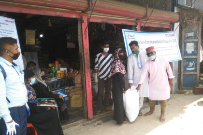 পাথরঘাটায় ৮০০ দরিদ্র্রের মাঝে ঈদ সামগ্রী বিতরণ