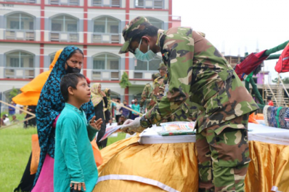 কুমিল্লায় সেনাবাহিনীর ঈদ বাজারে বিনামূল্যে খাবার ও কাপড়

