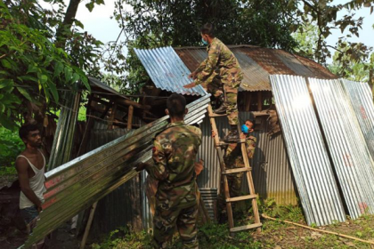 কুড়িগ্রামে আম্ফানে ক্ষতিগ্রস্তদের ঘরবাড়ি মেরামত ও অর্থ সহায়তা


