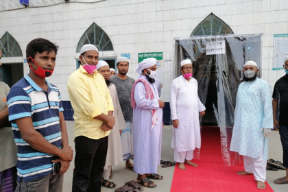 সিদ্ধিরগঞ্জে মসজিদের প্রবেশ মুখে জীবাণুনাশক টানেল স্থাপন 


