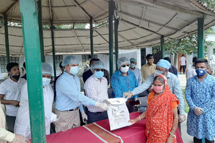 প্রধানমন্ত্রীর পাঠানো ঈদ উপহার বিতরণ করলেন গৃহায়ণ ও গণপূর্ত প্রতিমন্ত্রী 