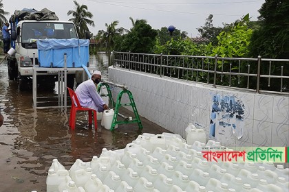খুলনার উপকূলীয় এলাকায় খাবার পানির তীব্র সংকট