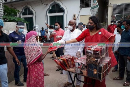 নেত্রকোনায় সমাজকল্যাণ প্রতিমন্ত্রীর শাড়ি-লুঙ্গি বিতরণ