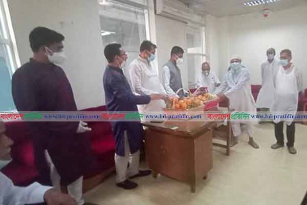 যুদ্ধাহত মুক্তিযোদ্ধাদের মিষ্টি-ফল উপহার প্রধানমন্ত্রীর