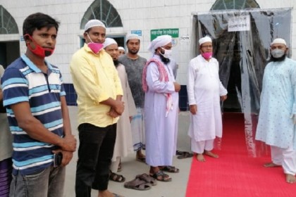 প্রবাসীর উদ্যোগে মসজিদের প্রবেশ মুখে জীবাণুনাশক টানেল স্থাপন 