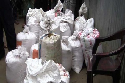 কুড়িগ্রামে গ্রাম পুলিশের বাড়ি থেকে ১০৬৫ কেজি চাল জব্দ!