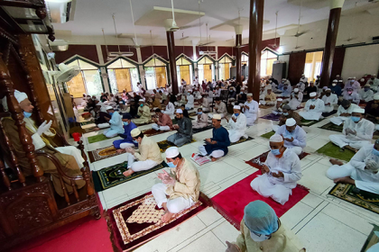 খুলনায় ভিন্ন আঙ্গিকে ঈদের জামাত অনুষ্ঠিত