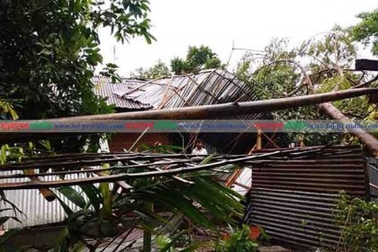 কয়েক মিনিটের ঝড়-বৃষ্টিতে লন্ডভন্ড লালমনিরহাট