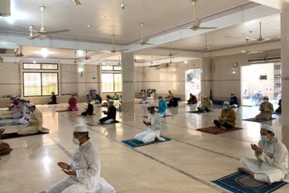 হবিগঞ্জে স্বাস্থ্যবিধি মেনে ঈদুল ফিতরের নামাজ অনুষ্ঠিত