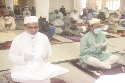 কুষ্টিয়া কেন্দ্রীয় জামে মসজিদে ঈদের প্রথম জামাত অনুষ্ঠিত