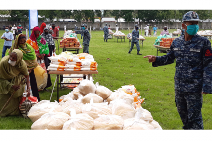 মোংলায় দুস্থদের সাথে ঈদ আনন্দ ভাগাভাগি করে নিল নৌবাহিনী 
