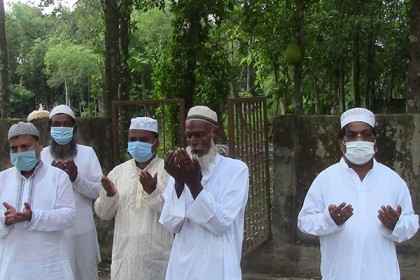 নোয়াখালীতে স্বাস্থ্যবিধি মেনে ঈদের জামাত