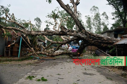 ঝড়ে লণ্ডভণ্ড জয়পুরহাটের শতাধিক গ্রাম 