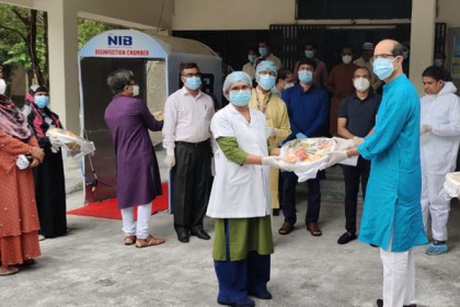করোনা চিকিৎসায় নিয়োজিত ডাক্তার ও নার্সদের সঙ্গে ডিএনসিসি মেয়রের ঈদ শুভেচ্ছা বিনিময়