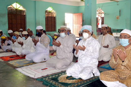 রংপুরে স্বাস্থ্যবিধি মেনে ঈদের নামাজ আদায় 
