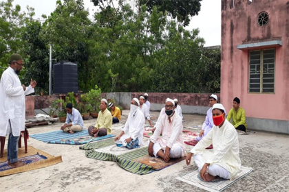 দূরত্ব বজায় রেখে বাড়িতেই ঈদের নামাজ আদায় ভারতের মুসলিমদের