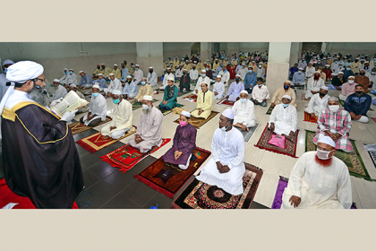 বগুড়ায় সরকারি নির্দেশনায় মসজিদে ঈদুল ফিতরের নামাজ আদায় 