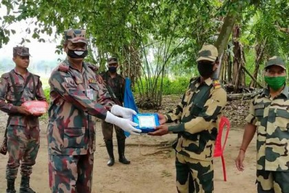 হিলি সীমান্তে 
বিজিবি-বিএসএফের 
ঈদের শুভেচ্ছা বিনিময়