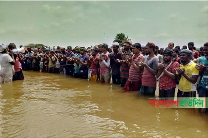 হাঁটু পানিতে দাঁড়িয়ে ঈদের নামাজ, মুহূর্তে ভাইরাল