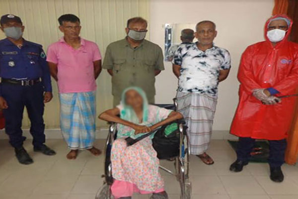 জমি লিখে নিয়ে ঈদের দিনে বৃদ্ধা মাকে রাস্তায় ফেলে গেল ৩ ছেলে!