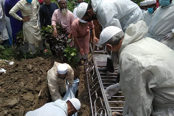 ঈদের দিনেও করোনায় মৃতের দাফন কাজে ছুটেছে এহসান পরিবার
